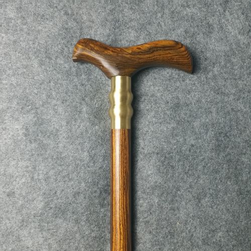 Dörd ayaqlı crutch arasındakı fərq nədir və adi bir cutch nədir?